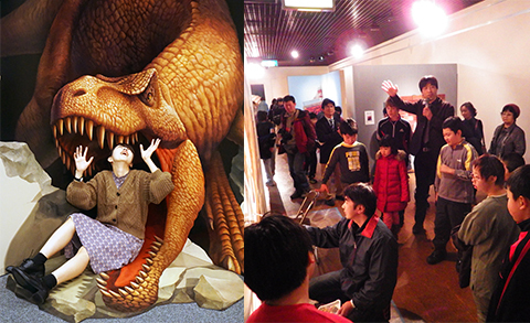 左：トリックアート「恐竜に食べられちゃった」、右：トリックアート解説の様子
